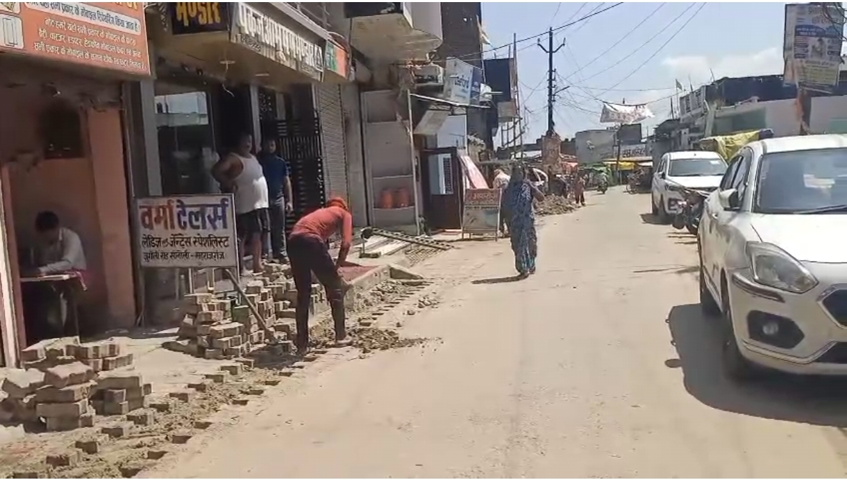 सोनौली में इंटरलॉकिंग सड़क तोड़कर पाइपलाइन बिछाने पर हंगामा