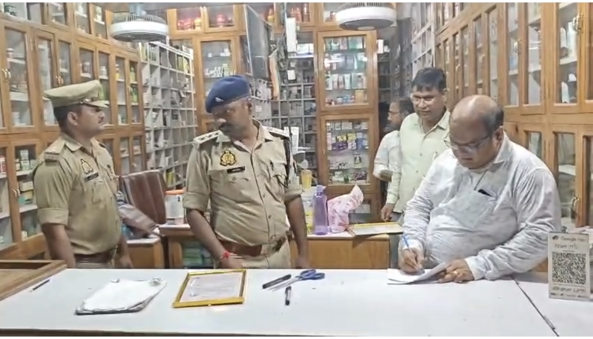 नौतनवा में ड्रग्स नेटवर्क पर चला प्रशासन का चाबुक! 4 मेडिकल स्टोर पर पुलिस का छापा