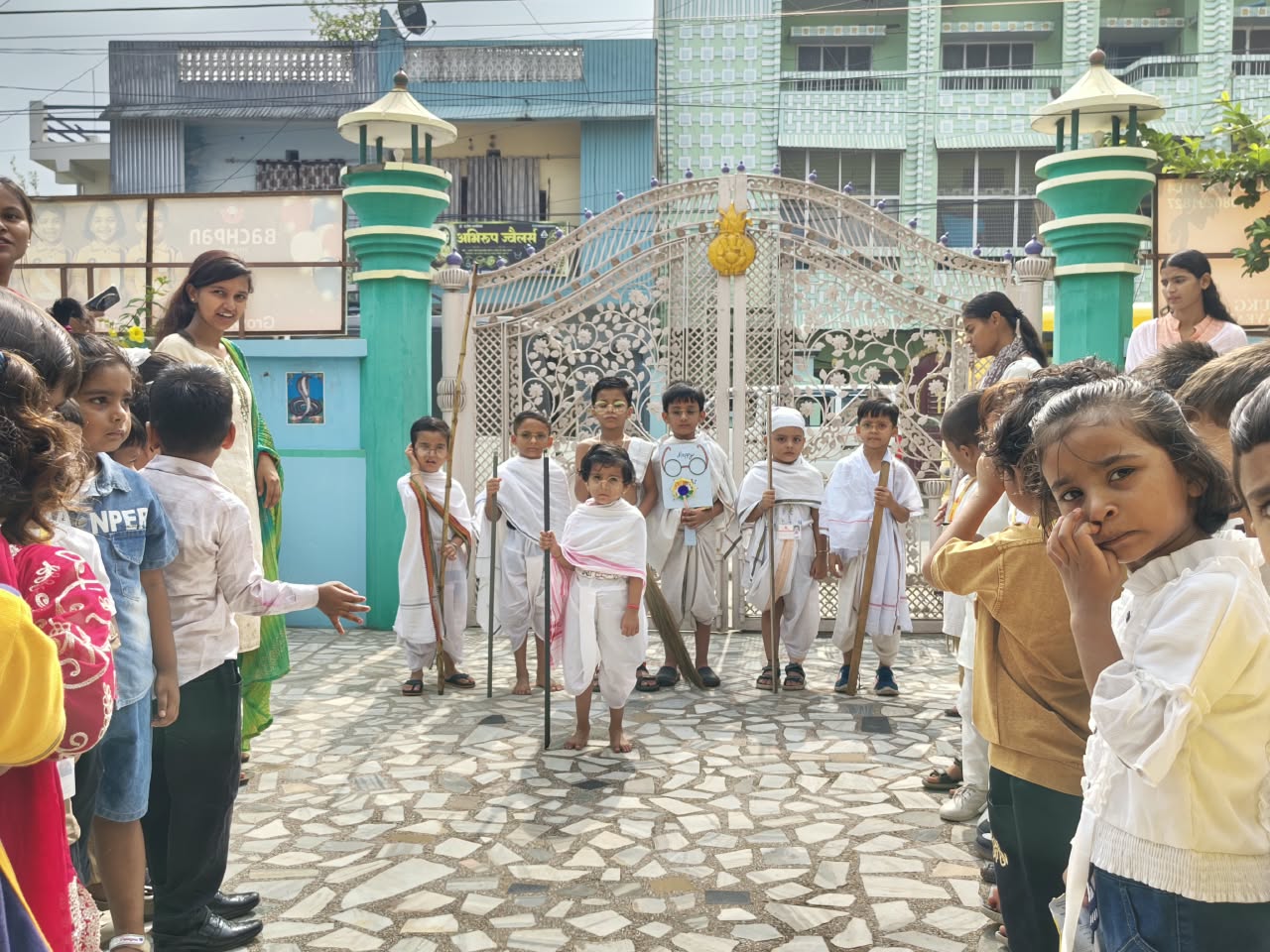 नौतनवा के बचपन स्कूल में उतरे ‘नन्हें बापू’ और ‘छोटे शास्त्री जी’, बच्चों के अंदाज ने जीता सबका दिल!