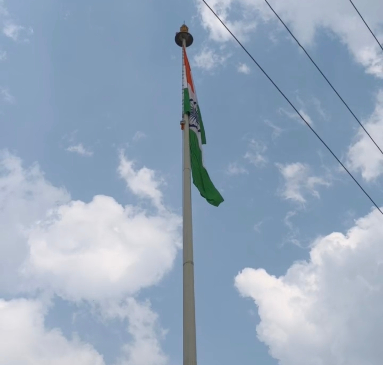 105 फीट ऊंचा तिरंगा, सीना चौड़ा! नौतनवा में फहरा जिले का सबसे भव्य राष्ट्रीय ध्वज, देखें तस्वीरें