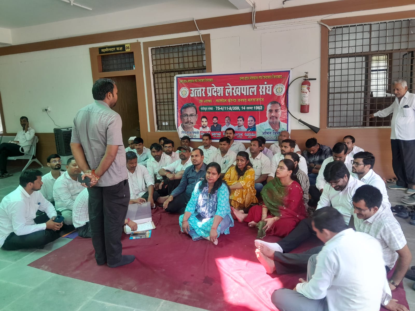 फरेंदा तहसील में गरजे लेखपाल, SDM को सौंपा ज्ञापन
