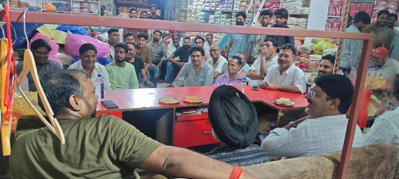 रात को सोनौली में अचानक क्यों जुटे व्यापारी? जब ‘मुखिया’ बन पहुंचे विधायक ऋषि त्रिपाठी!”