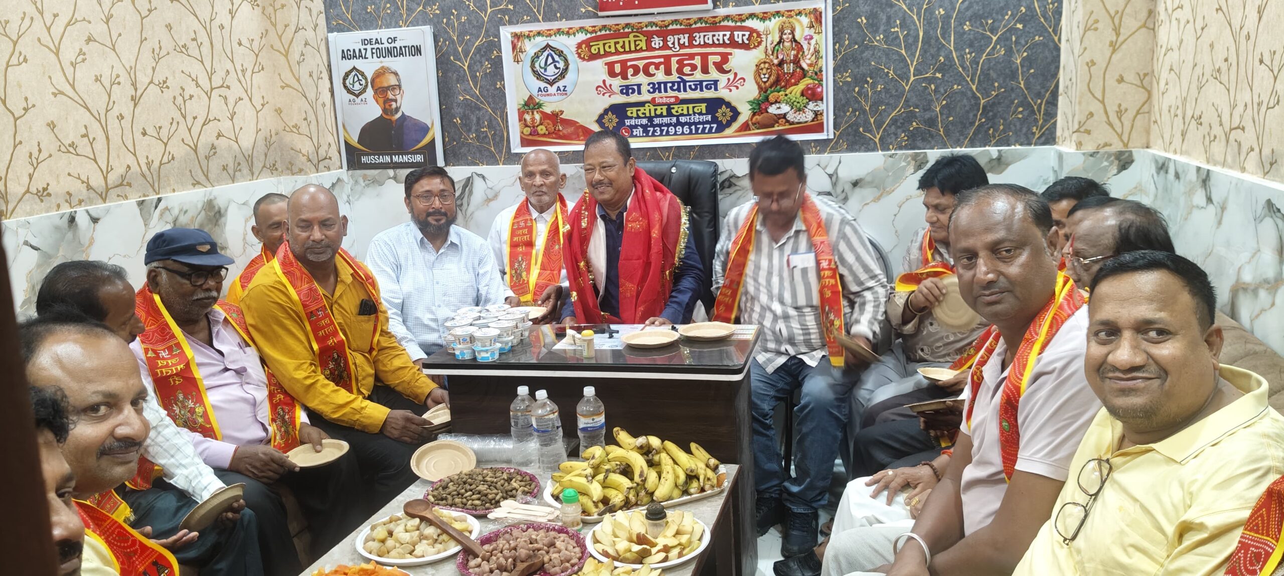 गंगा-जमुनी तहज़ीब: नौतनवा में मुस्लिम समाज ने कराया नवरात्र फलाहार, पहनाया माता का पटका