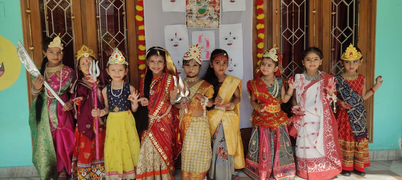 नौतनवा के बचपन स्कूल में धूमधाम से मनाया गया नवरात्रि और दशहरा प्री-सेलिब्रेशन