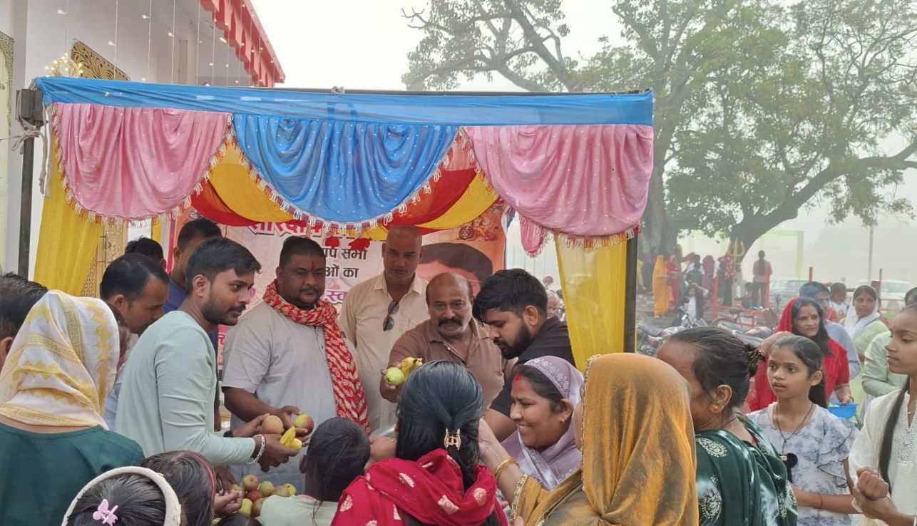 नौतनवा: परंपरा नहीं रुकी! अध्यक्ष की अनुपस्थिति में माँ बनैलिया मंदिर में बंटा प्रसाद