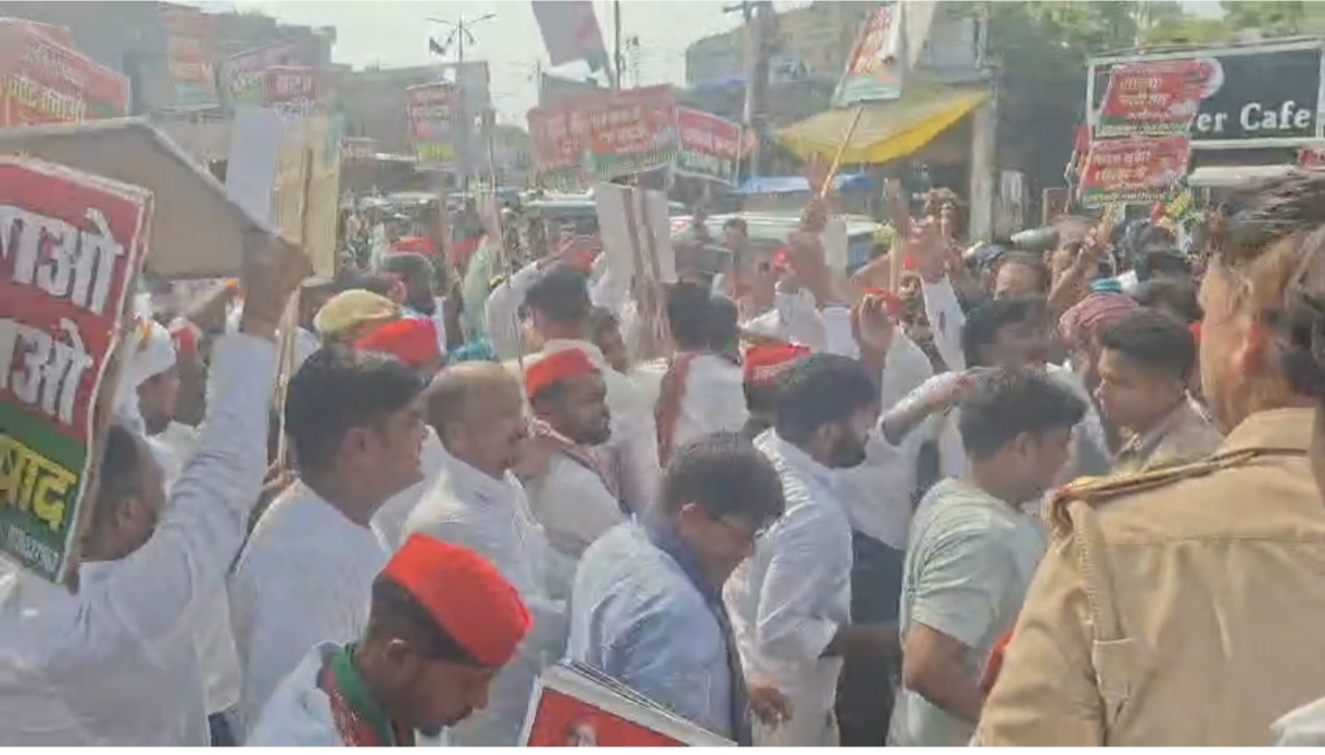महराजगंज: ‘वोट चोर-गद्दी छोड़’ के नारों के साथ सपा का प्रदर्शन, बवाल
