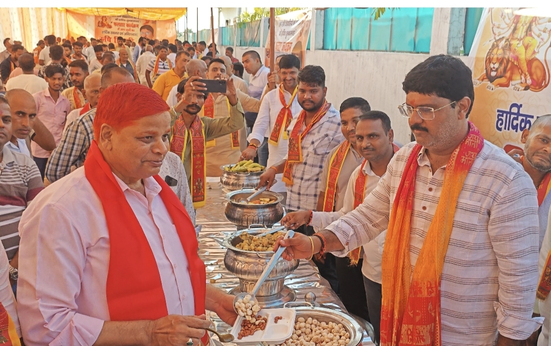 नौतनवा में दिखा अद्भुत नज़ारा, फलाहार कार्यक्रम में मिटीं दिलों की दूरियां