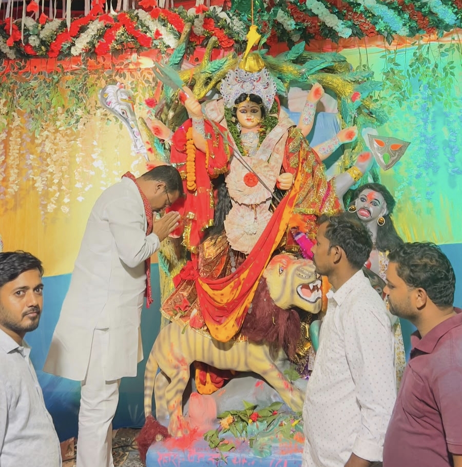 सोनौली में बैजू यादव ने किए माँ दुर्गा के दर्शन, पंडाल समितियों को दिया आर्थिक सहयोग