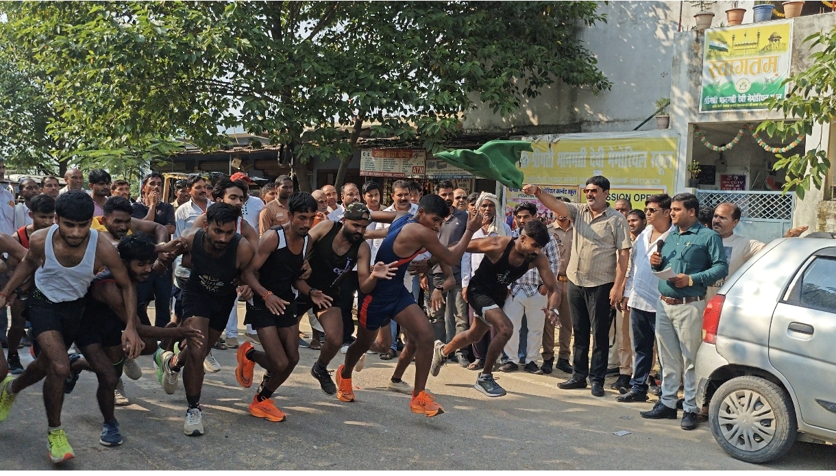 नौतनवा में 1200 मीटर दौड़ में सूरज यादव का जलवा: विधायक से मिला साइकिल व नकद इनाम