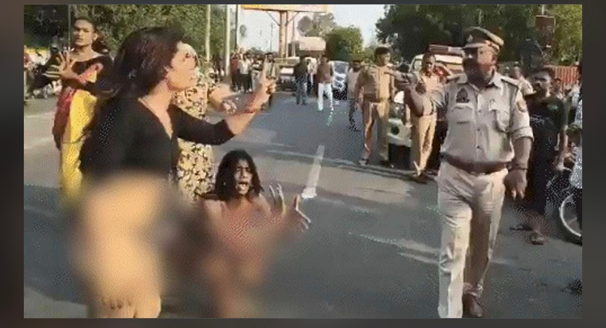 किन्नरों का सड़क पर नग्न प्रदर्शन, पुलिस से धक्का-मुक्की; 5 गिरफ्तार